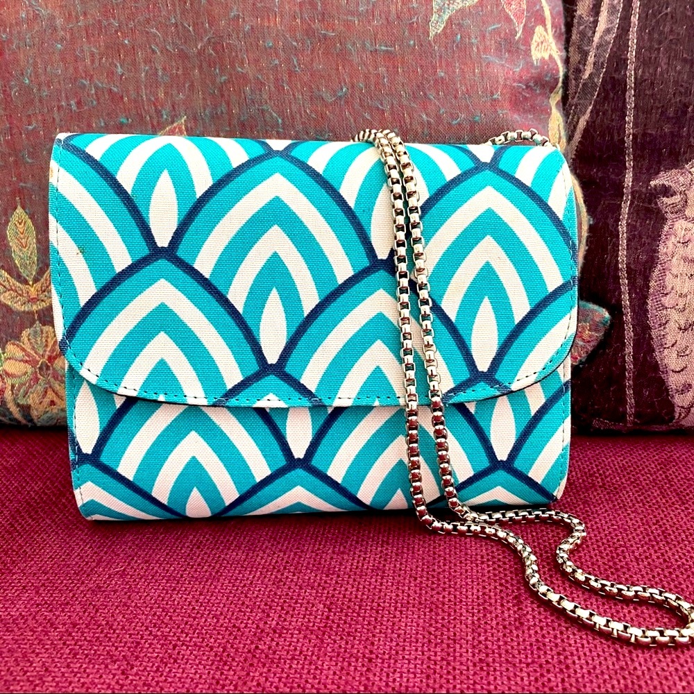 🎉HP🎉 CUTE PURSE IN FABRIC W/ METAL STRAPS WHITE & BLUE